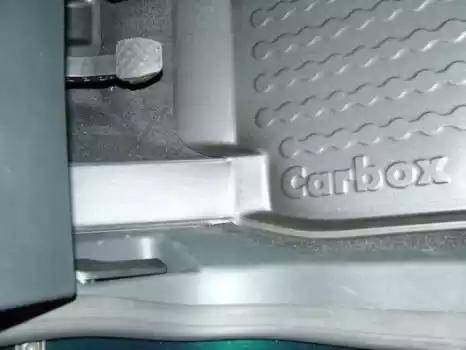 Carbox 401830000 - Резиновый коврик с защитными бортами autosila-amz.com