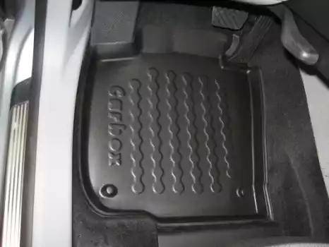 Carbox 401826000 - Резиновый коврик с защитными бортами autosila-amz.com